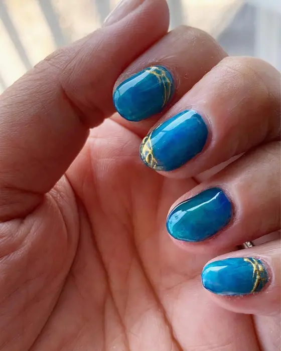 ブルーグリーンミラーの 3色ネイル 宮古ブルーをイメージしました 結musubi所属 結musubi 新山 聖のネイル デザイン ミニモ