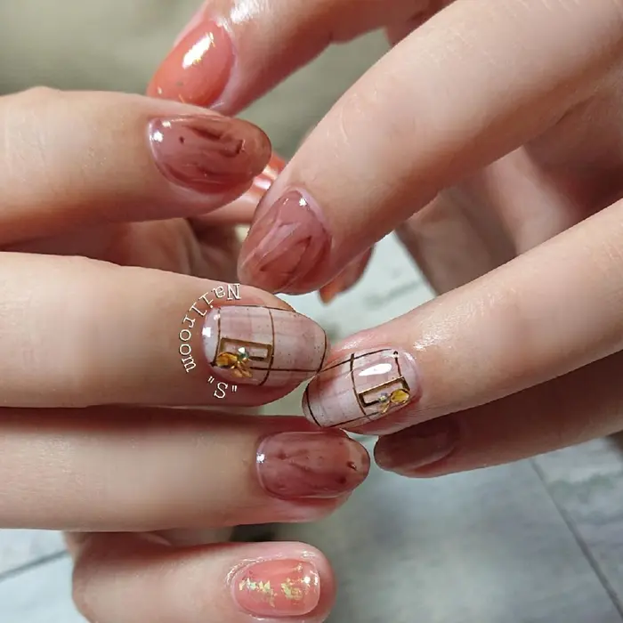 ブラウンチェックネイル ホームページからプチアート オーロラフレークでこちらのデザインができます Nailroom S 所属 酒井 悠美子の ネイルデザイン ミニモ