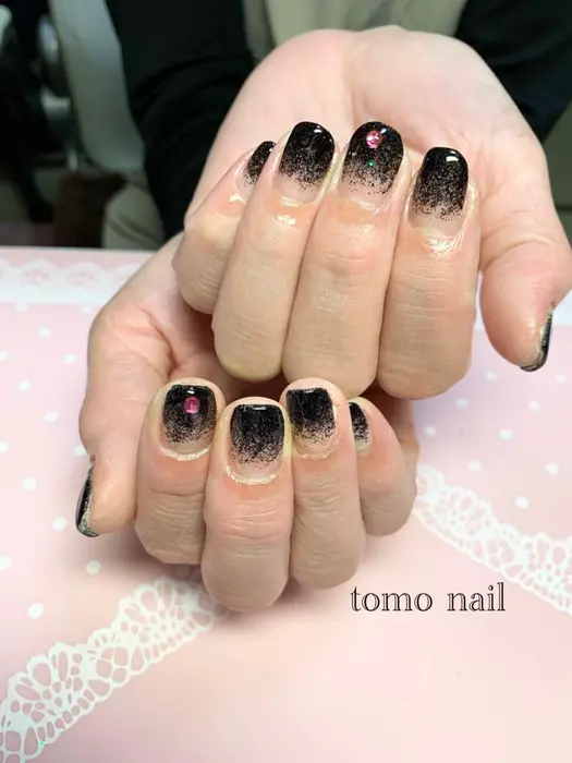 黒ラメグラデーション Tomo Nail所属 Tomo Nailのネイルデザイン ミニモ