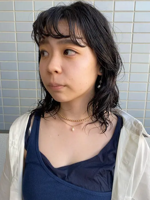 まるでコテで巻いたような質感のデジタルパーマ 前髪は少し強めにかけ くしゅっとお洒落に Alom所属 キタモト ハクラ パーマ のヘアカタログ ミニモ