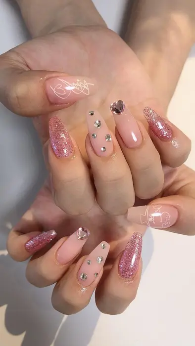 お好きなアーティストさんのサインをネイルに ライブ楽しんできてください Nail Salon Ef所属 M Tomoのネイルデザイン ミニモ