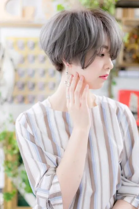 アッシュカラーでパッと人目を引く外国人風髪型に格上げ 長めの斜めバングでも重めヘアスタイルにならず軽 カバーヘアーブリス大宮西口店所属 鶴貝 幸哉のヘアカタログ ミニモ