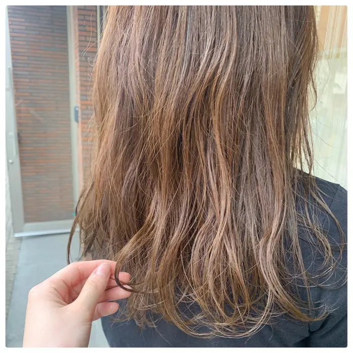 ロングスタイル カラーは夏にぴったりな明るめベージュ ロングは巻いて動きを出してあげると雰囲気が Bibi Delight所属 垢抜けヘア 岸 桃子の ヘアカタログ ミニモ