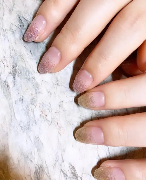 アシンメトリーのラメグラデーション シャンパンゴールド ピンクシルバー 爽やかで夏らしくて可愛 Fleur所属 Fleur Nail Naomi K のネイルデザイン ミニモ