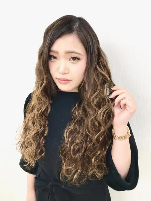 ウェーブエクステをつけて全体的にボリュームを出しました ゆるふわパーマが好きな方に大人気です エクステ専門サロンあるじゃんすー心斎橋店所属 あるじゃんすー 心斎橋店のヘアカタログ ミニモ