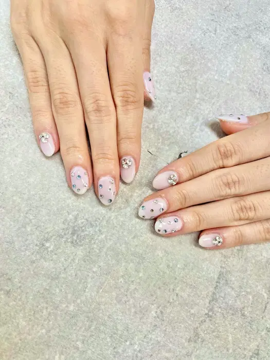 お揃い お友達とお揃いネイル ブライダル 白 Fastnail Plus 新宿店所属 Fastnail Plus 新宿店のネイルデザイン ミニモ