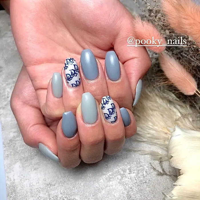 ブランドロゴネイル Dior可愛いですよね 全体はマットで落ち着いた仕上がりに 手書きart Pooky Nails所属 Pooky Nailsの ネイルデザイン ミニモ