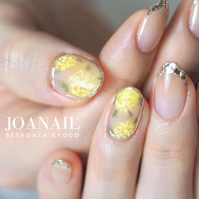 ワンポイントフラワーアート 話題のガラスフレンチにポイントでミモザアートを追加 手肌が赤ち Joanail ジョアネイル 所属 経堂ネイルサロン ジョアネイルのネイルデザイン ミニモ