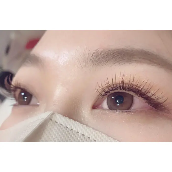 ふわっと明るくブラウンカラー130本 とてもかわいいブラウンカラーのエクステの ご紹介です Cilva 北千住店所属 岸本 麗のマツエク デザイン ミニモ