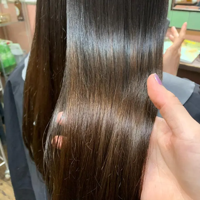 広がりやすい髪 まとまりが欲しい方におすすめメニュー 髪質改善トリートメント クリームを塗ってス Chouette所属 Chouette 根本優希のヘアカタログ ミニモ