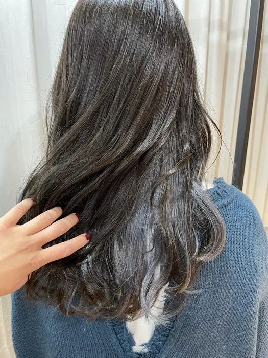 無加工 ブリーチ3回 シルバーグレージュ カラーバターで紫になっていたインナーカラーを Hair Salon Kusuki所属 柿谷夏季 暖色 カラー レトロカラーのヘアカタログ ミニモ