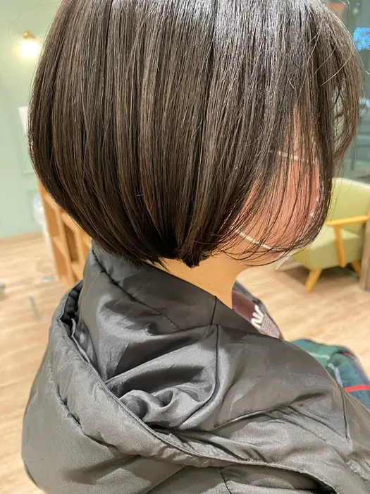 前下がりショートボブ 朝楽ヘア モリオフロムロンドン 大宮店所属 Tomoe ヘアアレンジのヘアカタログ ミニモ
