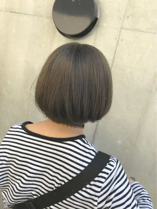 オリーブアッシュ 赤味消し効果100点 1ブリーチ後に根元に6トーン 毛先に8トーンのアッシュ系 L O G Shibuya2所属 メンズ美容師 オオヤカズキのヘアカタログ ミニモ