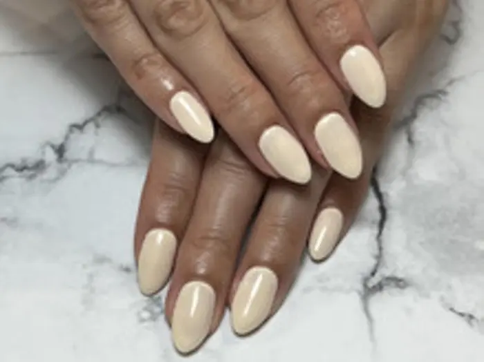 この時期オフィスネイルにピッタリです ホワイトベージュネイルワンカラー 是非参考にしてみてくださ Ellie Nail銀座店所属 Ellie Nail 銀座店のネイルデザイン ミニモ