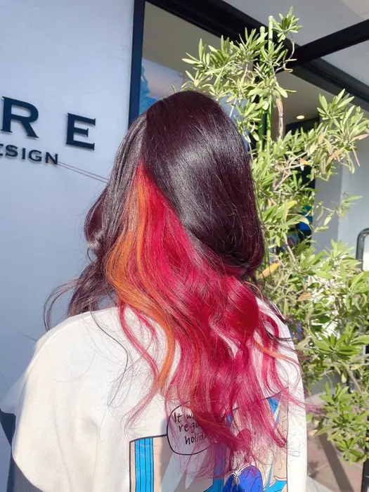 鮮やかインナーカラー 髪に残った赤みを利用して サイドの強いピンクレッドに ワンポイントでオレ Tore所属 岡田 瑞稀のヘア カタログ ミニモ