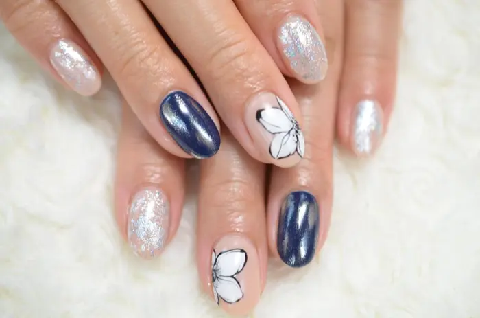 ホイルアートとヌーディーカラーを合わせた辛口mixネイル 綺麗堂所属 綺麗堂 ネイル のネイルデザイン ミニモ