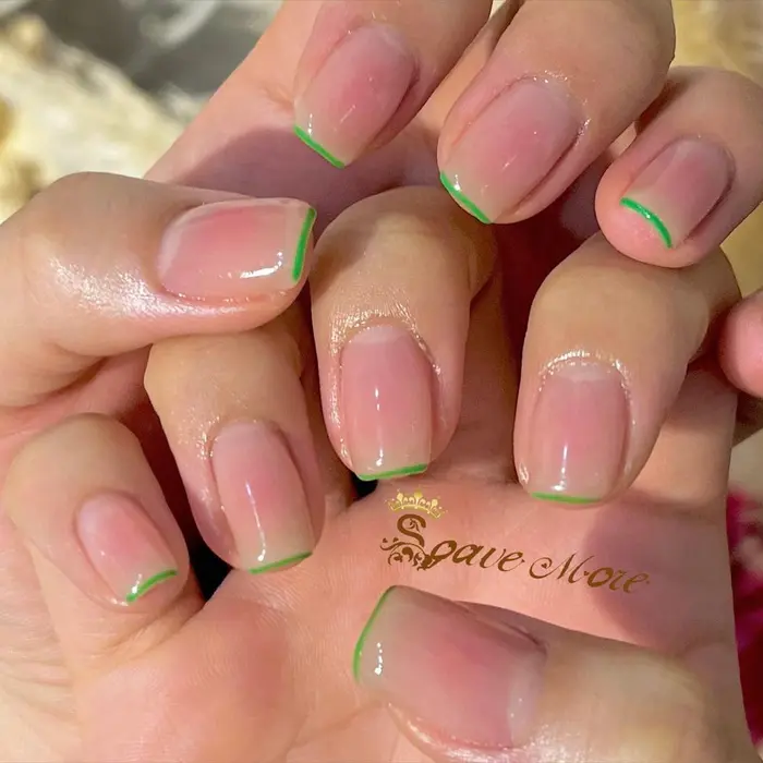 流行りのチークネイル スキニーフレンチ 先端の色を変えればシンプルだけど 個性のあるネイルに Soave More所属 Izu イズのネイル デザイン ミニモ