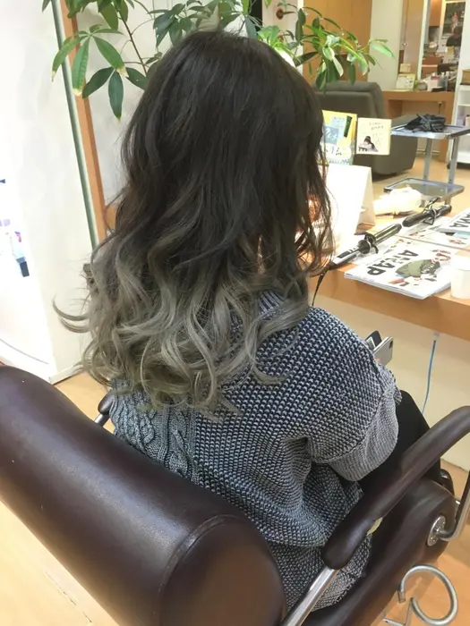 毛先二回ブリーチ 表面は黒に近いグレー 毛先は明るいシルバーよりなグレー 募集内容 人気no 1外 Monan所属 入蔵 賢一郎のヘアカタログ ミニモ