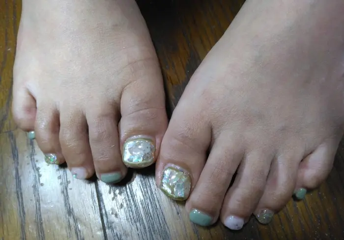 夏フットネイル グリーン系ネイルデザイン グリーン系ネイル ホログラムネイル ネイルサロン One Step所属 Mika のネイルデザイン ミニモ