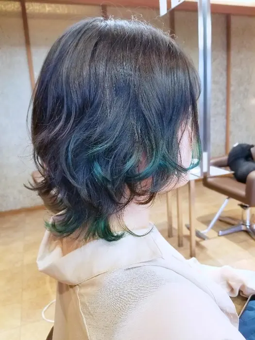 毛先にランダムにグリーンのカラーを施したウルフスタイル 動きのあるスタイルとカラーデザインが相性バ Bellavita 田宮店所属 安喜 祐也のヘアカタログ ミニモ