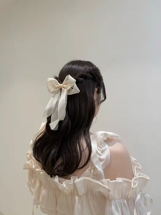 ハーフアップ
ウェーブ巻きでふんわり
結婚式前のヘアセットもお待ちし?...