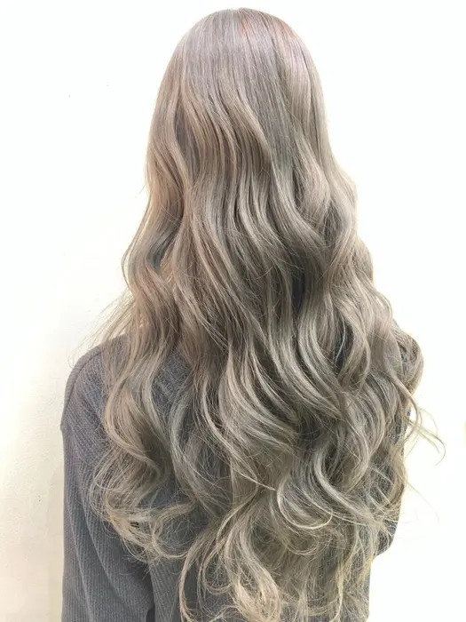 ダブルカラー ブリーチ シルバー ロング ミングル所属 上大岡 内田のヘアカタログ ミニモ