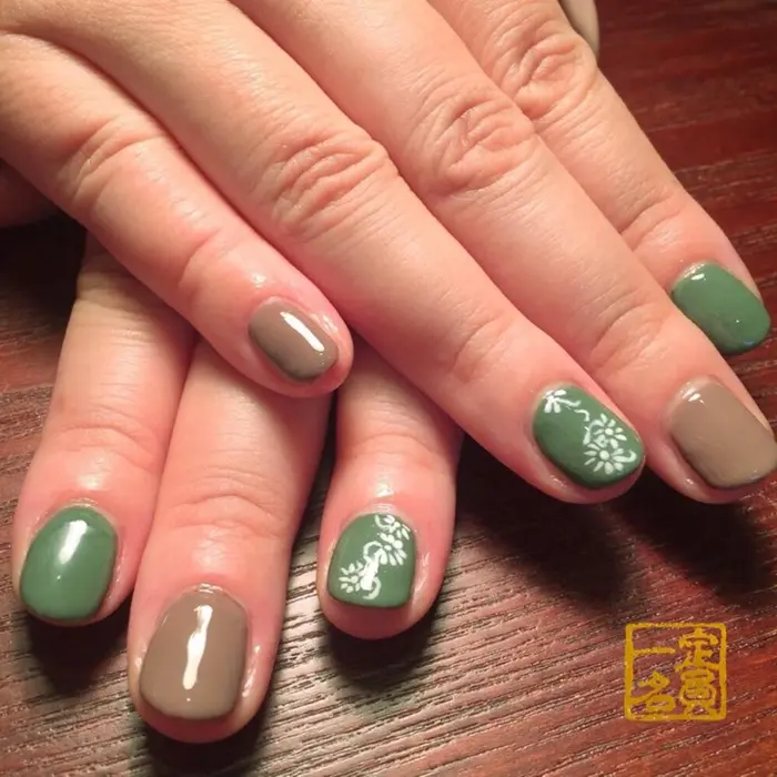 ジェルカラーリング 色ジェルによるカラーリングです 自爪をジェルでコーティングします ベ 定員一名所属 定員一名 0o 秋 O0のネイル デザイン ミニモ