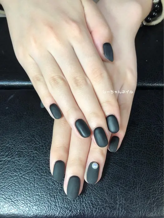 クールとキュートをどっちも手に入れられる黒マット 1粒パールが上級者 しーちゃんネイル所属 しーちゃんネイル 夜間深夜専門のネイル デザイン ミニモ