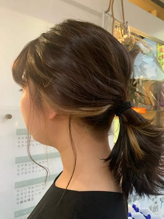 耳上にブリーチをして結ぶとチラッと見えるインナーがかわいいですね お仕事や学校で髪色が厳しい方 Crea能見台所属 トレンドカラー Harunaのヘアカタログ ミニモ