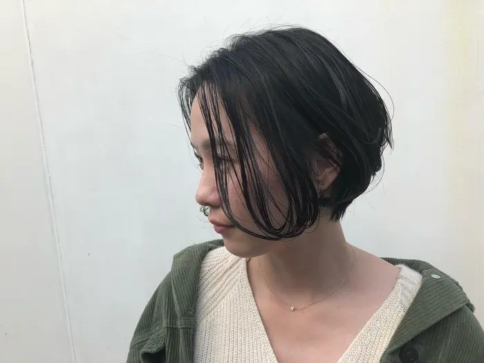 前下がりのショートボブ キツい印象にならないように柔らかさを残しつつ軽い質感に仕上げました Mashu紙屋町所属 小浜 今日子のヘアカタログ ミニモ