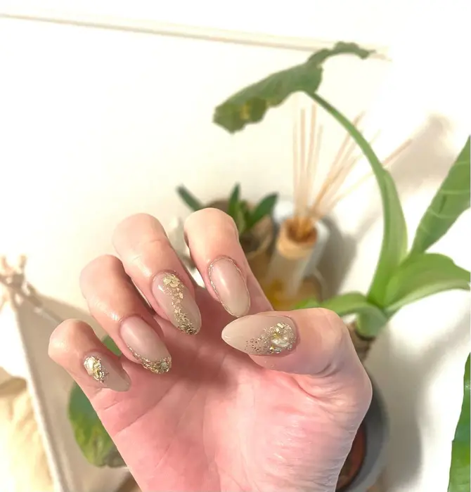ニュアンスネイル ラメ ゴールド ワンカラー グレージュ ベージュ グレー パラジェル マットネイル Marmol Nails Salon所属 尾嶋 伶奈のネイルデザイン ミニモ