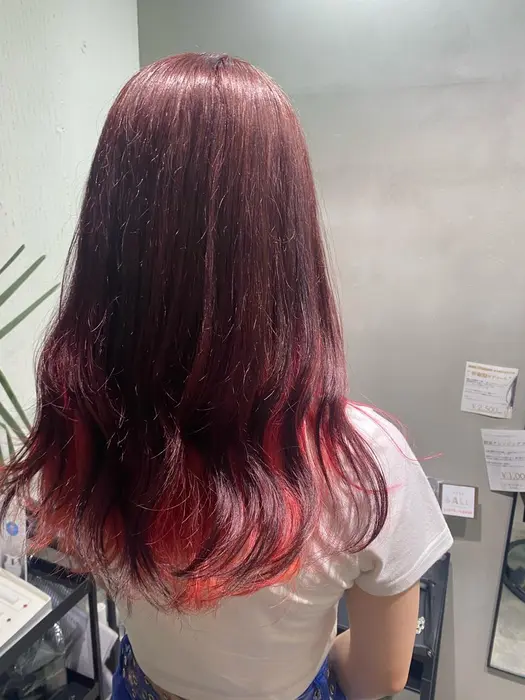 根元はリタッチして インナーカラーはビビットなピンク 上は暗めのピンクブラウンに ティラベント所属 ナチュラル 韓国風 ひきたみさとのヘアカタログ ミニモ