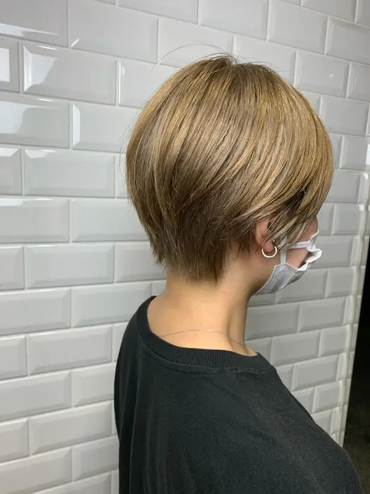 ダブルカラーのベージュに ショートカットでカジュアルなオシャレ感アップ Appiis所属 Appiis 柳田 葵のヘアカタログ ミニモ