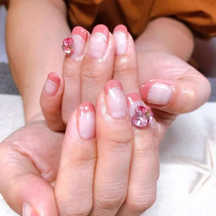 フレンチネイル Vカットストーン ありがとうございました Aquarius ネイルサロン所属 奥園 良恵のネイル デザイン ミニモ