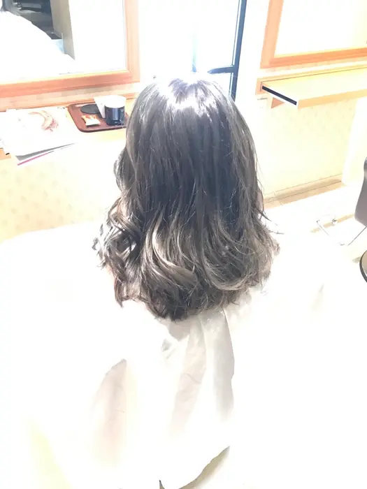 グラデーションカラー 上は暗めのアッシュでくすませて ブリーチ部分は明るめに残すようにして Agu Hair グラン 吹田店所属 石川 清太 のヘアカタログ ミニモ