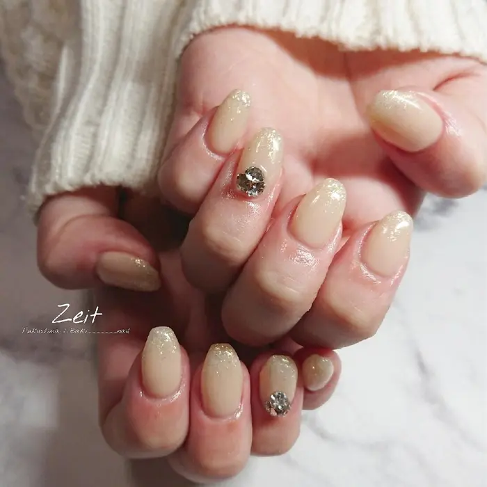 オフィスネイル ベージュネイル ラメグラデーション ｖカット Nail Salon Toki所属 ꌚ ꍏꀘꀤꀍꂦのネイル デザイン ミニモ