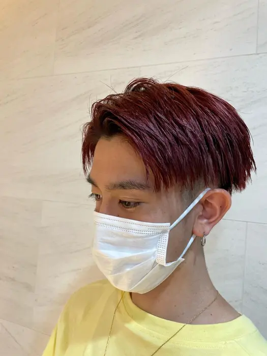 メンズカット ワインレッド 深みのあるカラーリングと刈り上げによってワイルドな男性らしさを Ageegarden所属 塚本 旬のヘアカタログ ミニモ