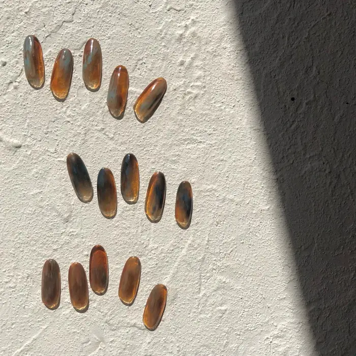 ベースの色は全て同じ 上から水色 くすんだ青 くすんだエメラルドグリーンで2色ニュアンス Nailsmintia Esaka 所属 Nails Mintia 上田のネイルデザイン ミニモ