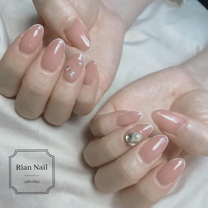 うる艶カラーのスキニーフレンチネイル ビジューがポイント Rian Nail Salon School 昭島 リアンネイル 所属 Rian Nailのネイルデザイン ミニモ