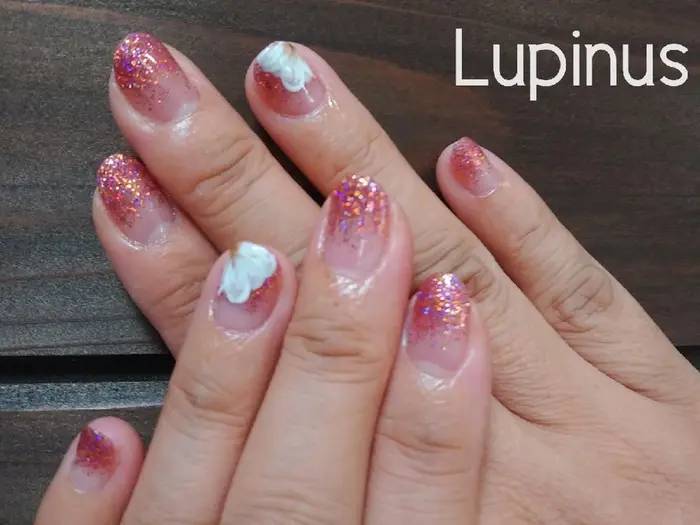 2種類のラメをmixしたグラデーションネイルにアクセントでお花アート Lupinus所属 Lupinus ルピナスのネイル デザイン ミニモ 2種類のラメをmixしたグラデーションネイルにアクセントでお花アート Lupinus所属 Lupinus ルピナスのネイル デザイン ミニモ