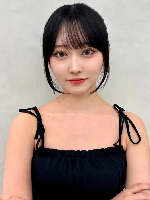 前髪あり×黒髪の王道モテスタイル
顔まわりをナチュラルに包む後れ毛が?...