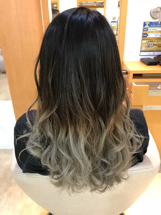 毛先はブリーチで抜いてグラデーションに 夏休みやちょっと弾けたいときに是非綺麗なグラデーションカ Anchor By Natural所属 久保田 彰 のヘアカタログ ミニモ