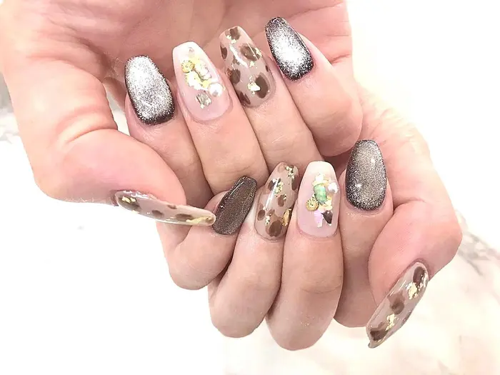 人気のマグネットネイルとヒョウ柄ネイルを合わせた流行デザイン もちろんシェルのカラーなど細かい所ま Irise Nail所属 イリゼネイル 高田馬場の ネイルデザイン ミニモ