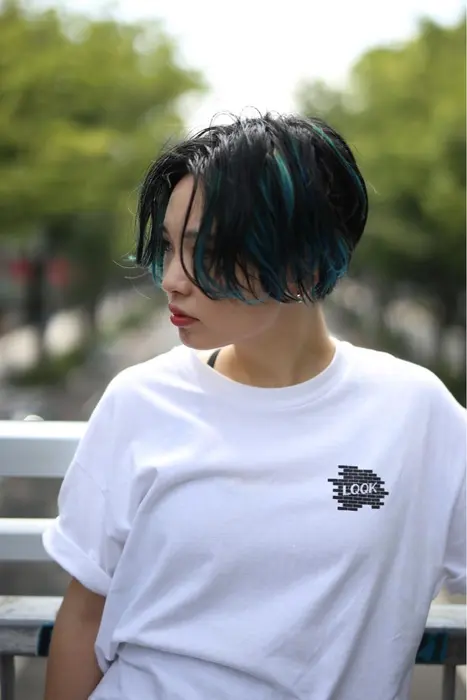 ストリートグランジヘア 前下がりのカドを残したヘアにハイライトとスパイラルパーマでグランジ感あ Kir所属 ハイトーンカラー 愛場拓也のヘアカタログ ミニモ