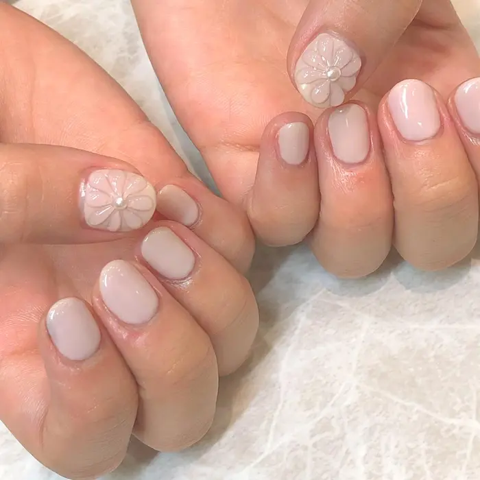 ぷっくりフラワーネイル 真ん中のパールが上品です パラジェル ハンドジェル ハンドネイル Hair Make Sofa仙台駅前所属 佐竹 彩捺の ネイルデザイン ミニモ