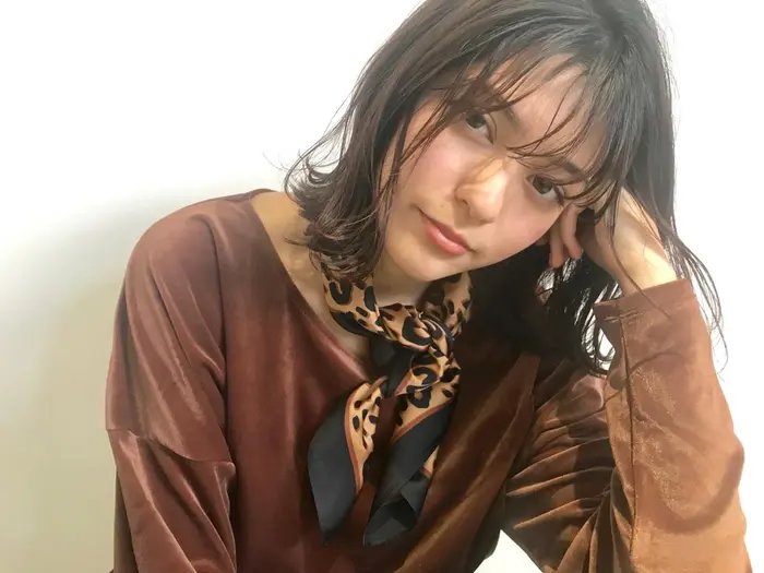 ダメージレスなツヤツヤカラー 赤味の少ないブラウンで顔色もくすみ過ぎず ファッションも問いません Soco所属 Narumi Soco のヘアカタログ ミニモ