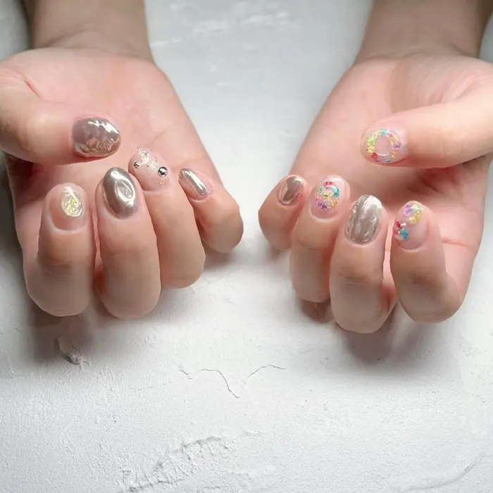 ニュアンスデザイン ニュアンスネイル ニュアンス ミラー ミラーネイル シルバー 押し Nine 所属 Nine Yukoのネイル デザイン ミニモ