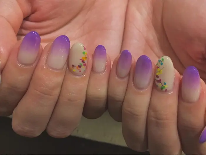 紫グラデーション 押し花ネイル Bochi Bochi所属 Nail Salon Bochibochiのネイル デザイン ミニモ