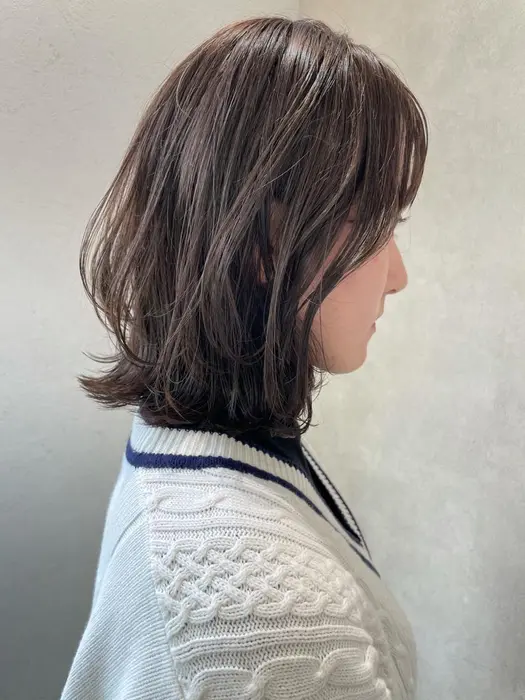 絶壁解消と輪郭や骨格補正で小顔効果抜群 レイヤーカットで大人可愛い抜け感ヘアへ 色味は冬に合う Miu By Kenje所属 岩本 康太のヘアカタログ ミニモ