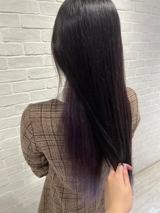 上は黒に近い色で染めています 毛先と襟足だけ紫に Sorcier所属 神戸 菜月のヘアカタログ ミニモ